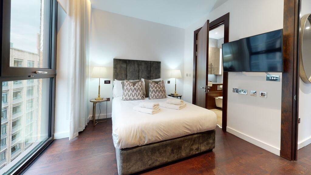 Flat Ponton Road in Greater London