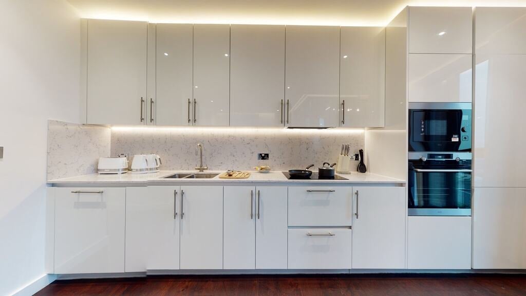 Flat Ponton Road in Greater London