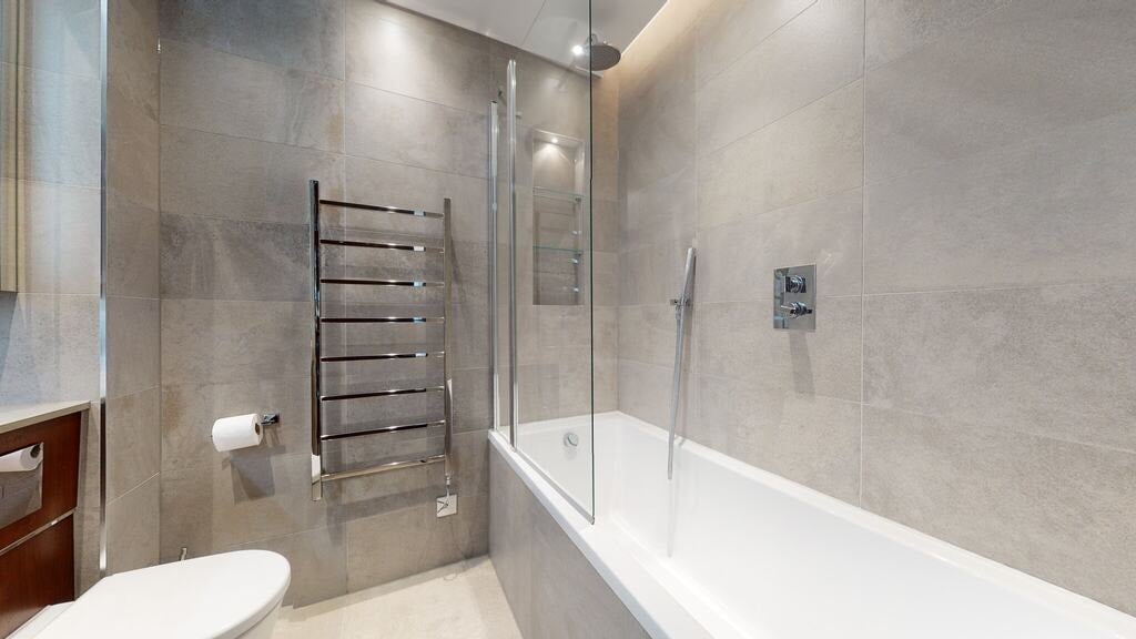 Flat Ponton Road in Greater London