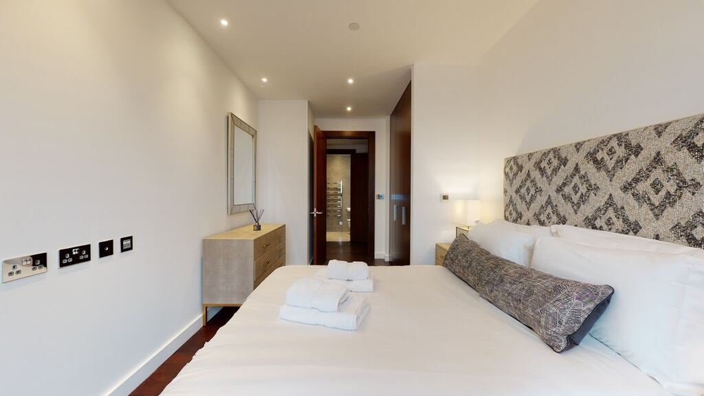 Flat Ponton Road in Greater London