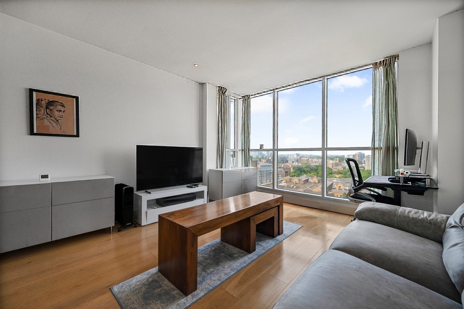 Flat Westferry Circus in Greater London