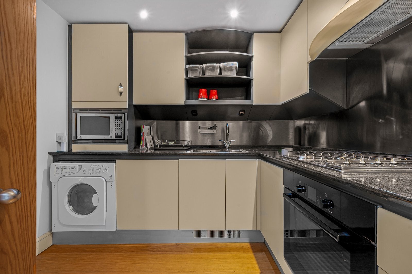 Flat Westferry Circus in Greater London