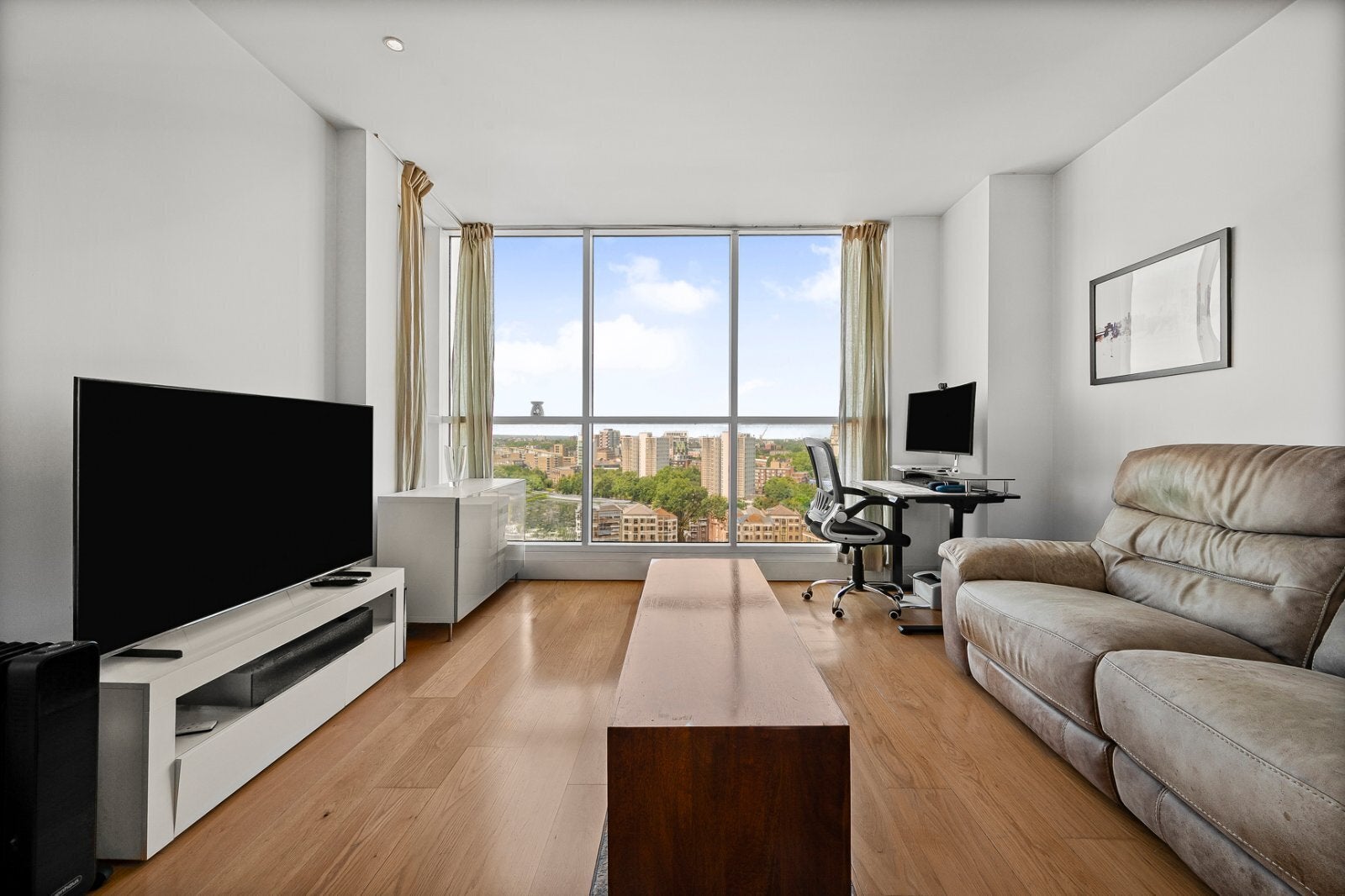 Flat Westferry Circus in Greater London