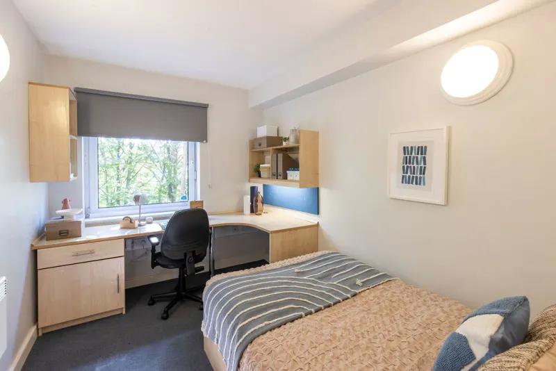 Room Charlotte Court in Sheffield
