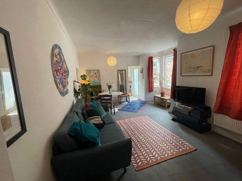 Flat Hermitage Road in Greater London
