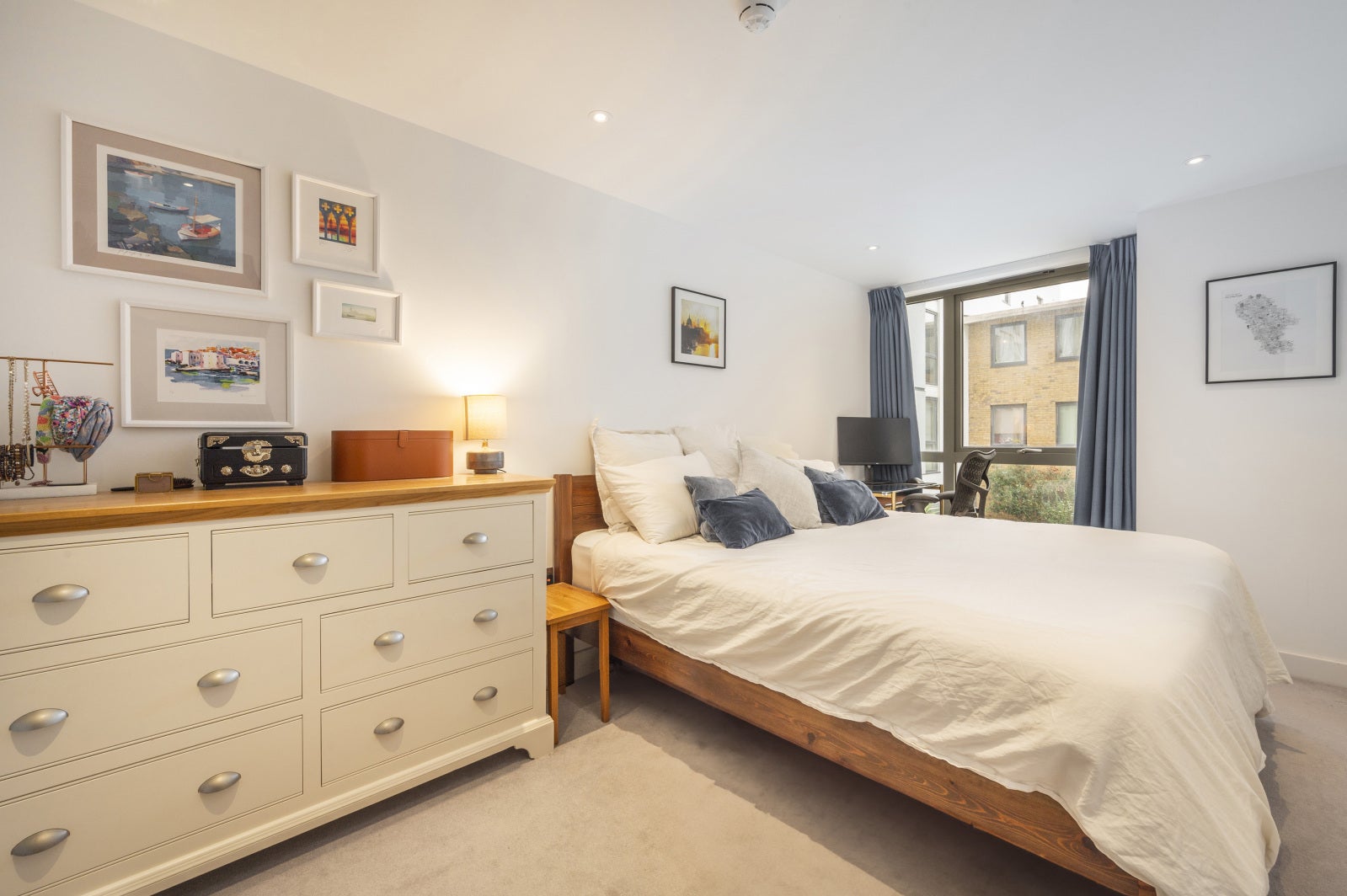 Flat Canalside Square in Greater London