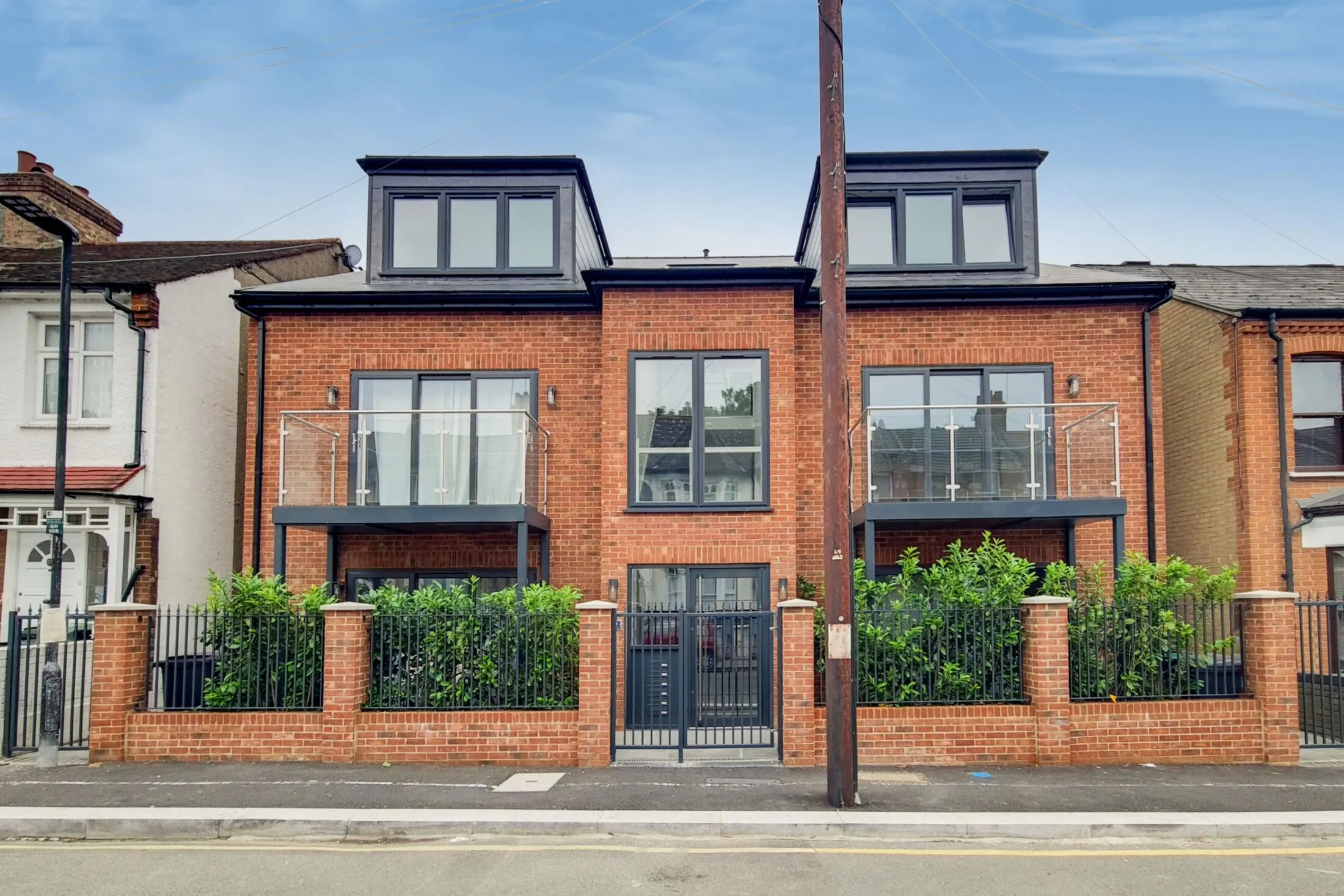 Flat Greyhound Road in Greater London
