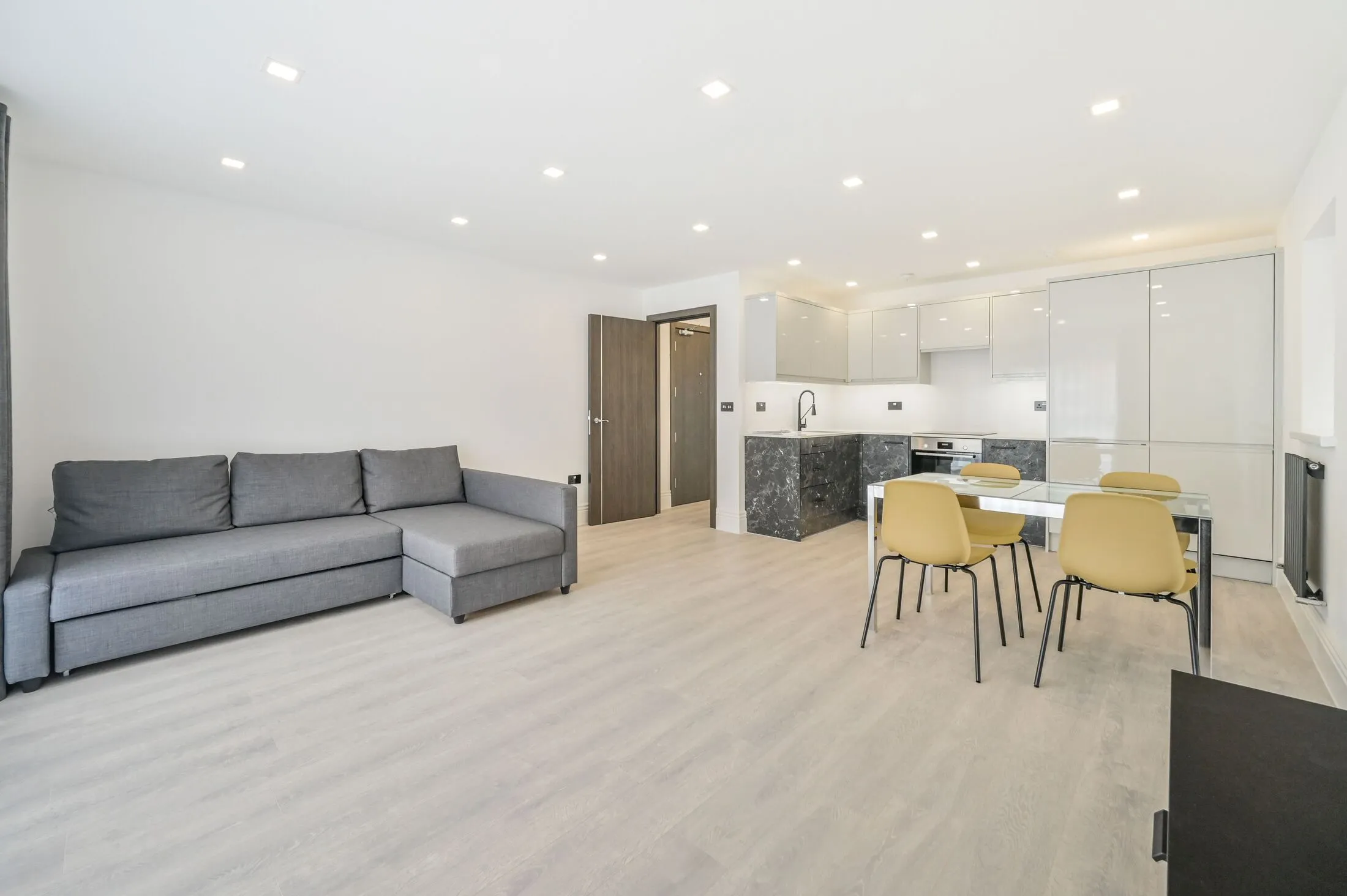 Flat Greyhound Road in Greater London