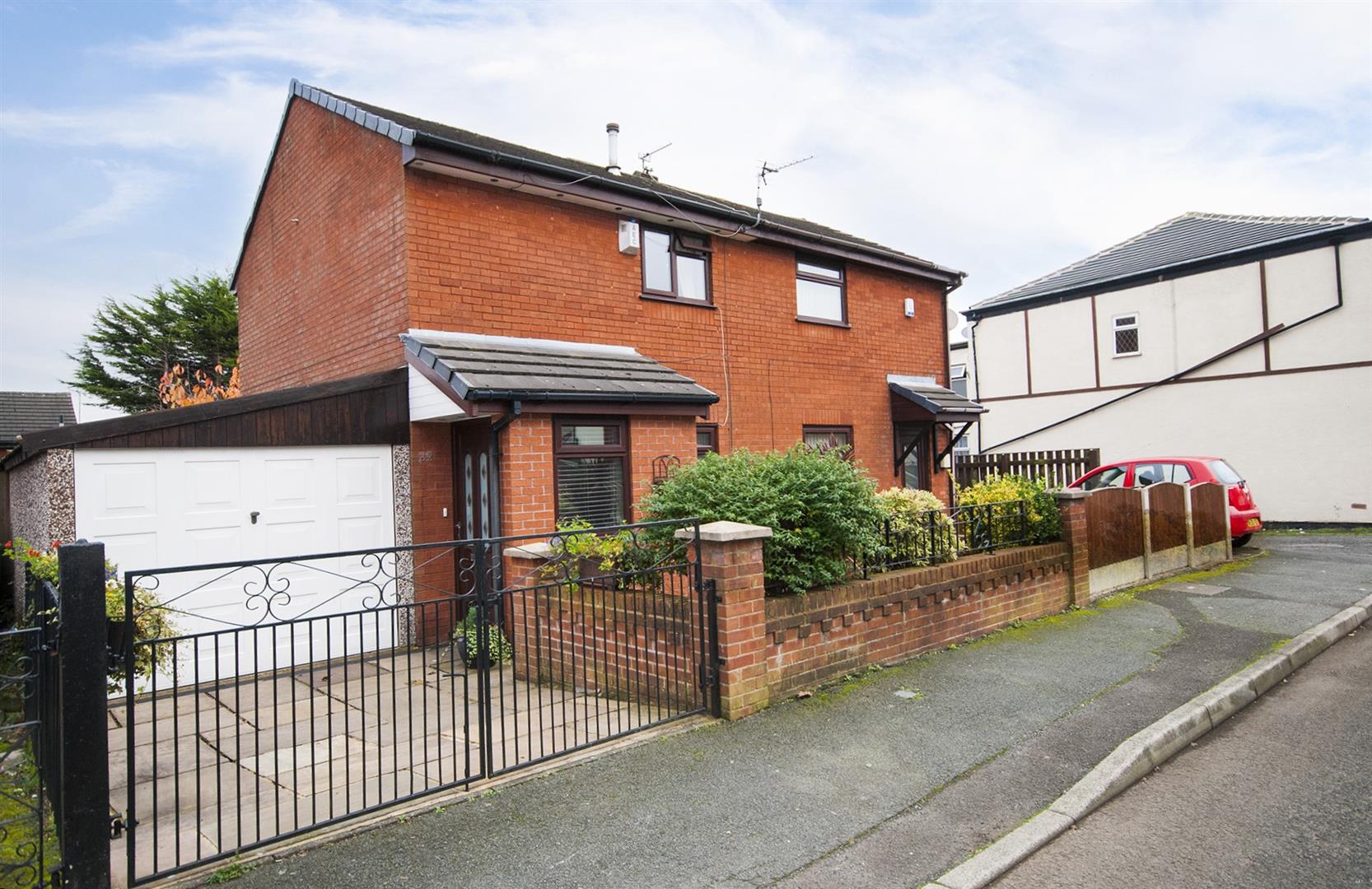 House Pine Street South in Bury