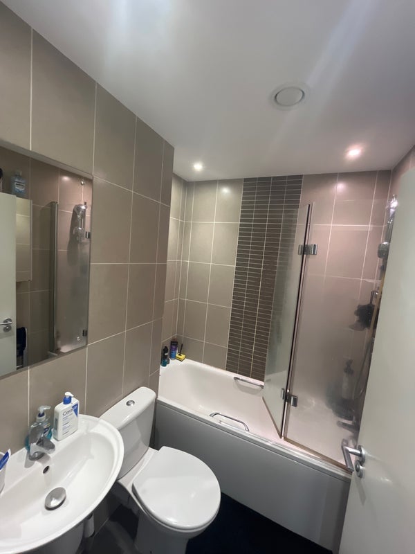 Room Waterways Avenue in Trafford