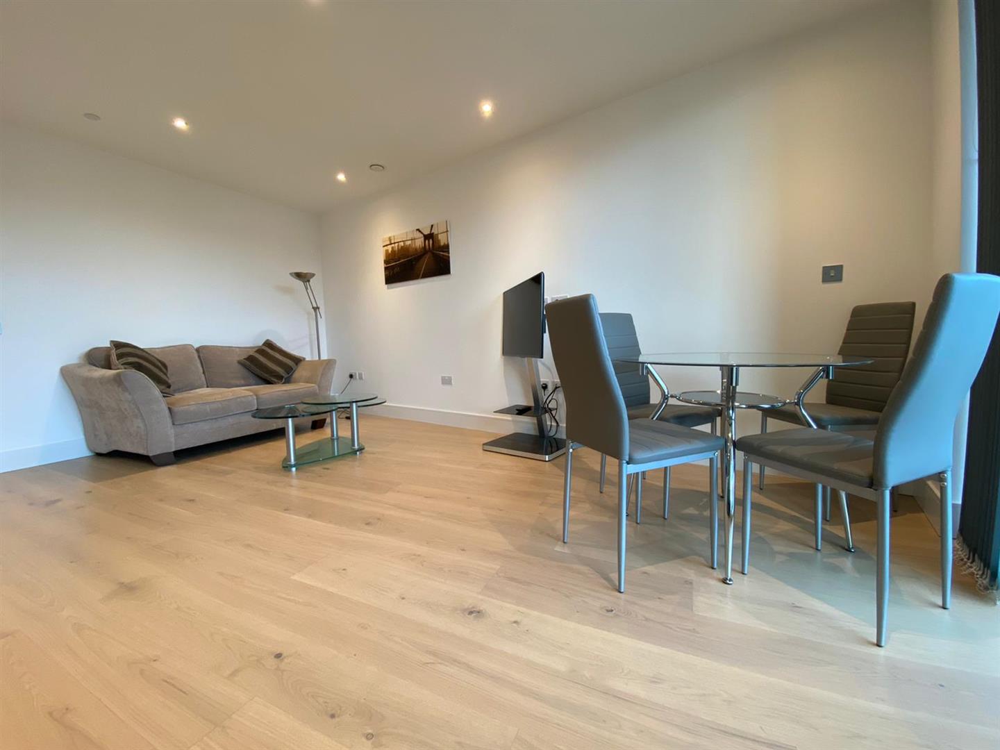 Flat Garnet Place in Greater London
