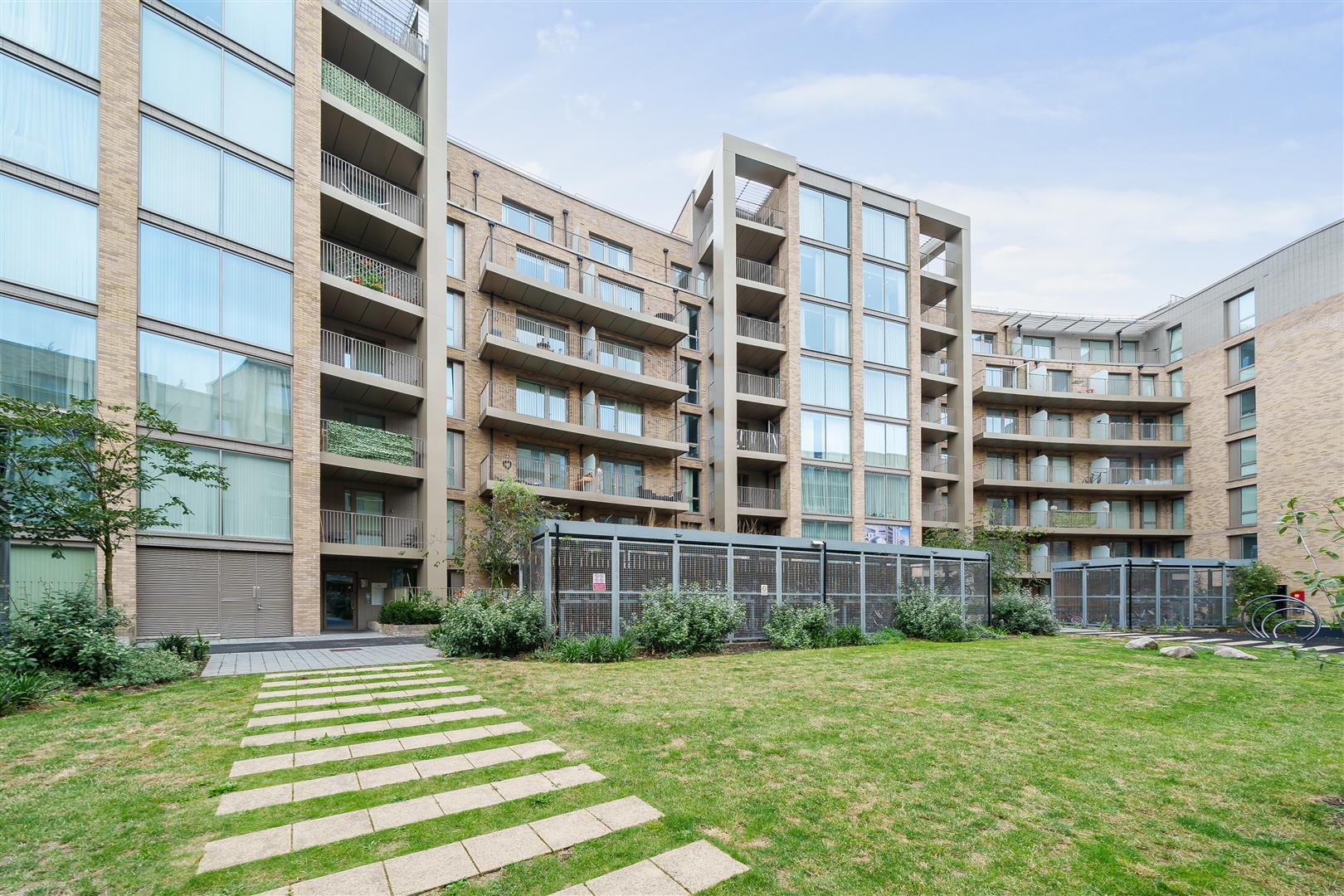 Flat Garnet Place in Greater London