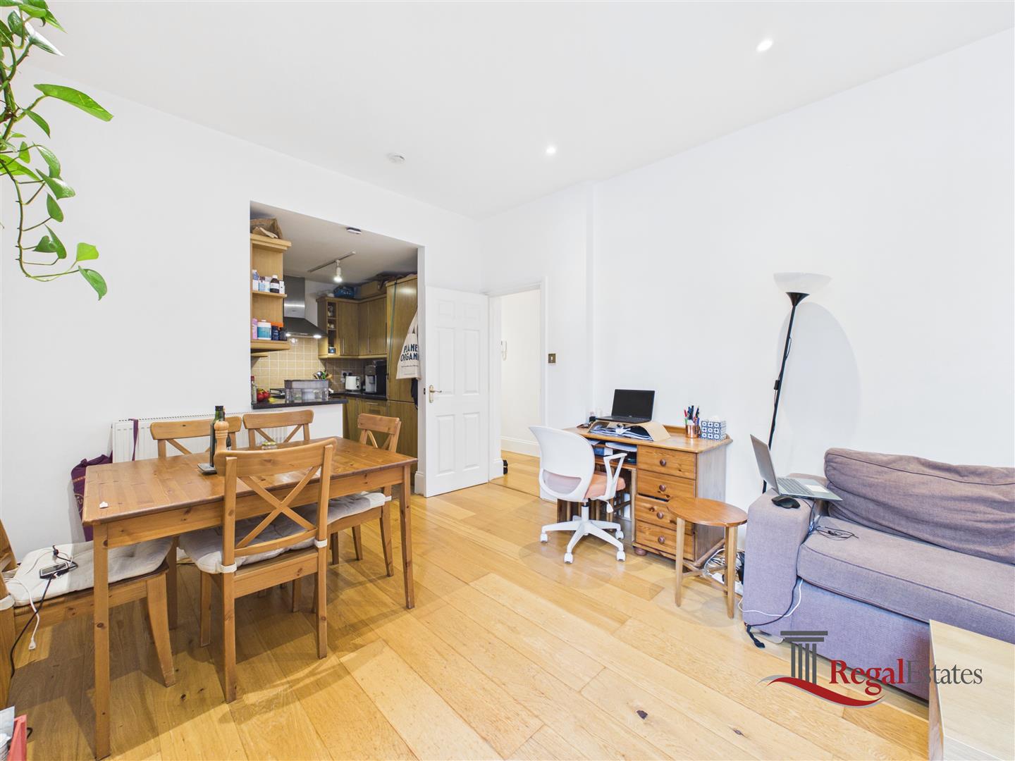 Flat Princess Park Manor in Greater London