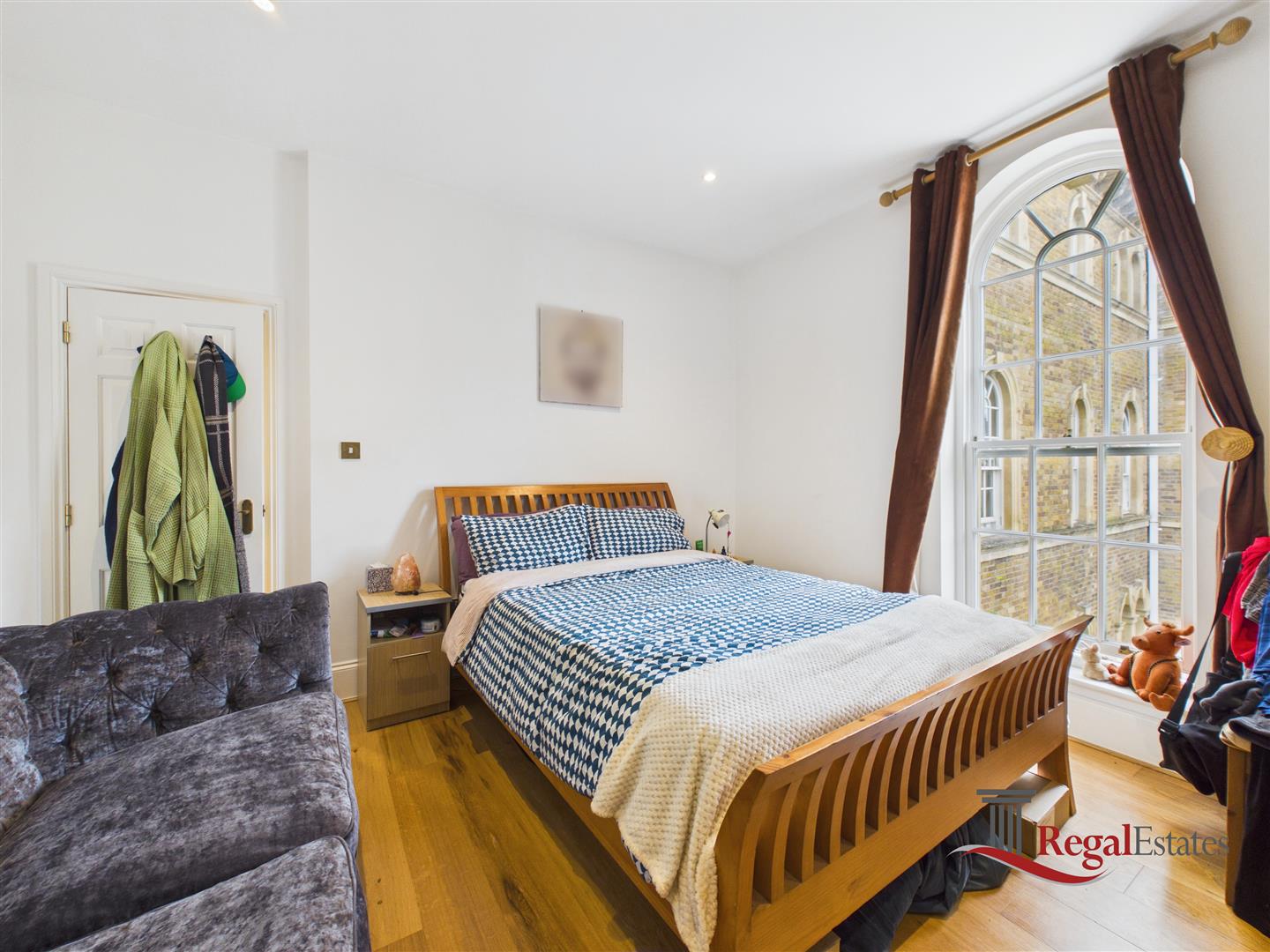 Flat Princess Park Manor in Greater London