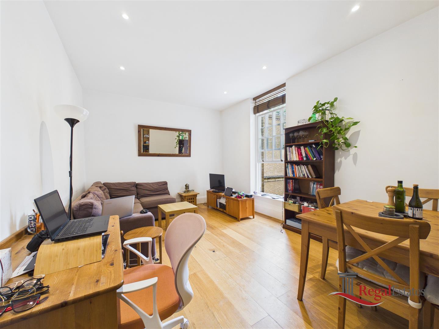 Flat Princess Park Manor in Greater London