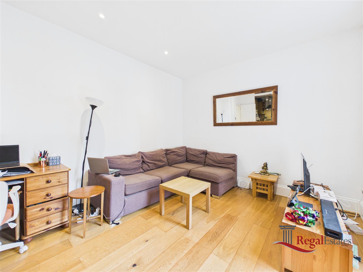 Flat Princess Park Manor in Greater London