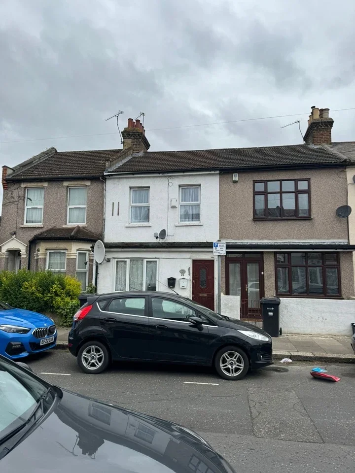 Flat Buckingham Road in Greater London