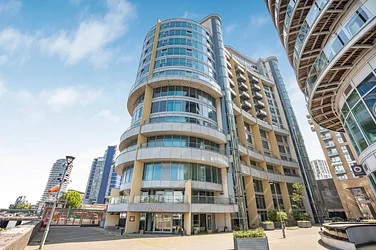 Flat Bridges Court in Greater London