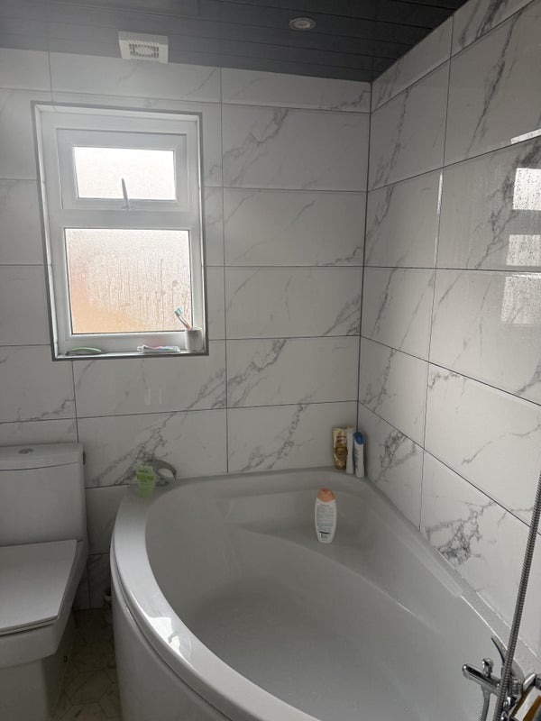 Room Ainsdale Road in Farnworth
