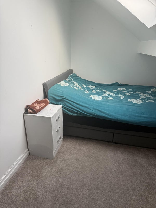 Room Ainsdale Road in Farnworth