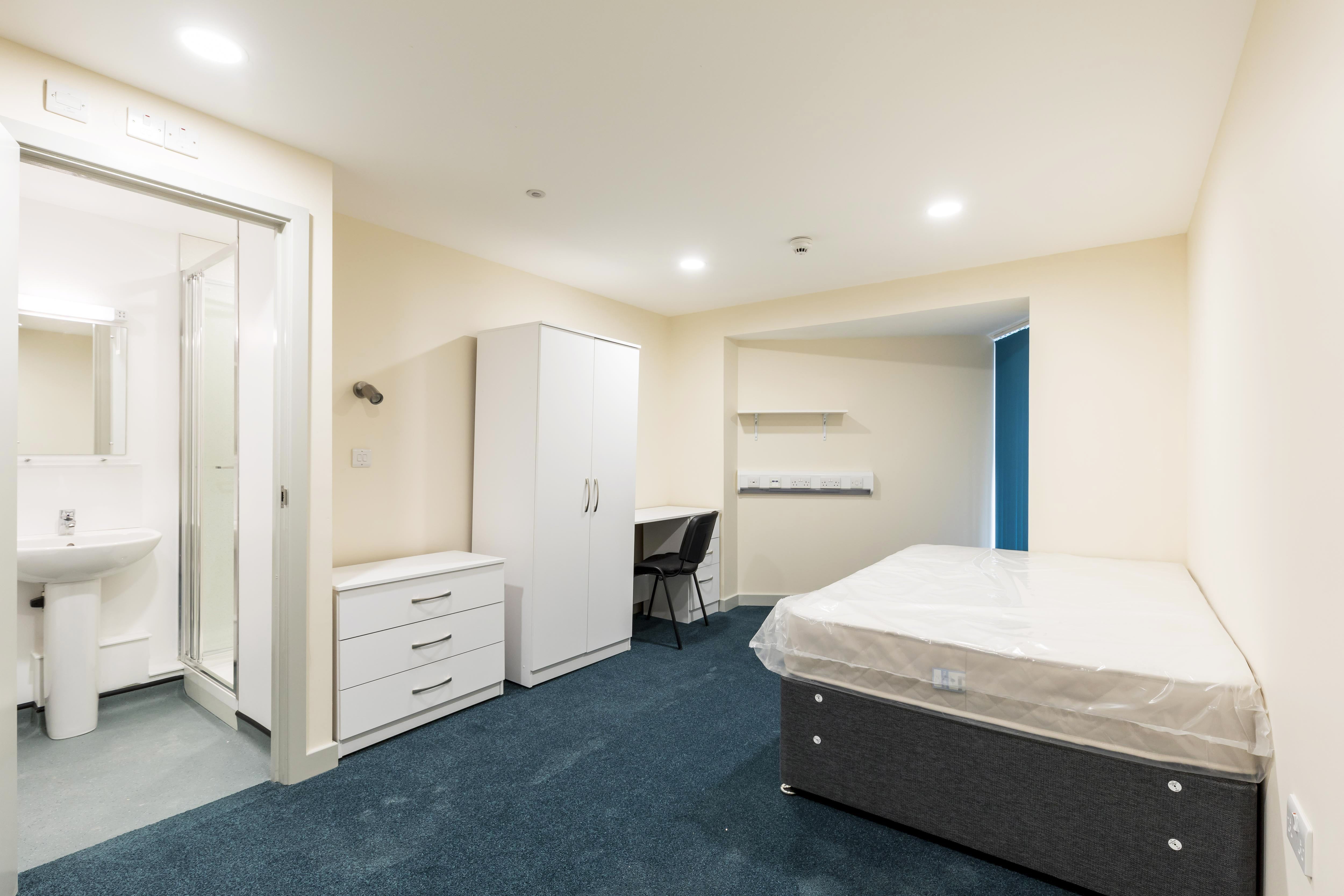 Room Fawcett Road in Portsmouth