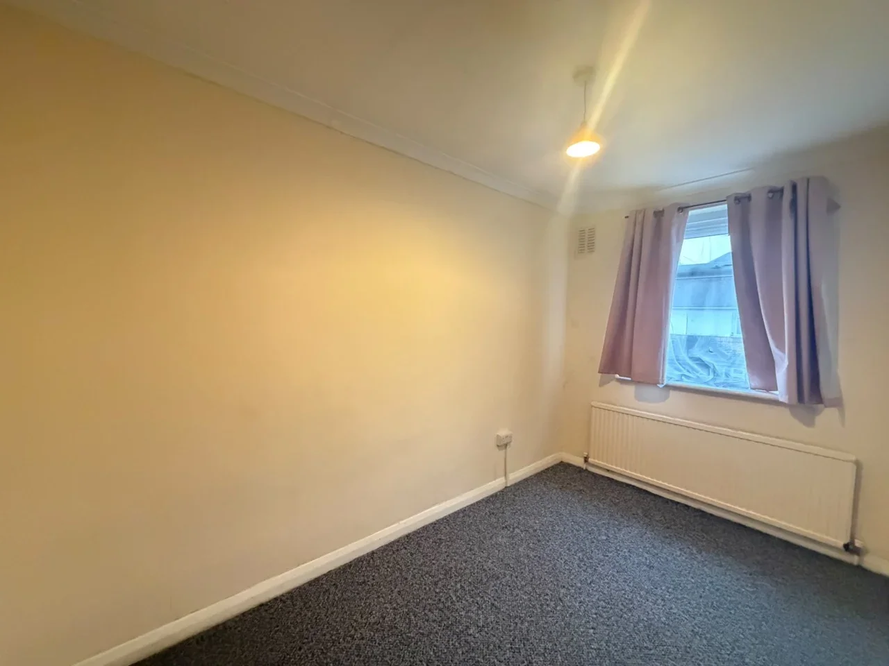 Flat Grantham Gardens in Greater London