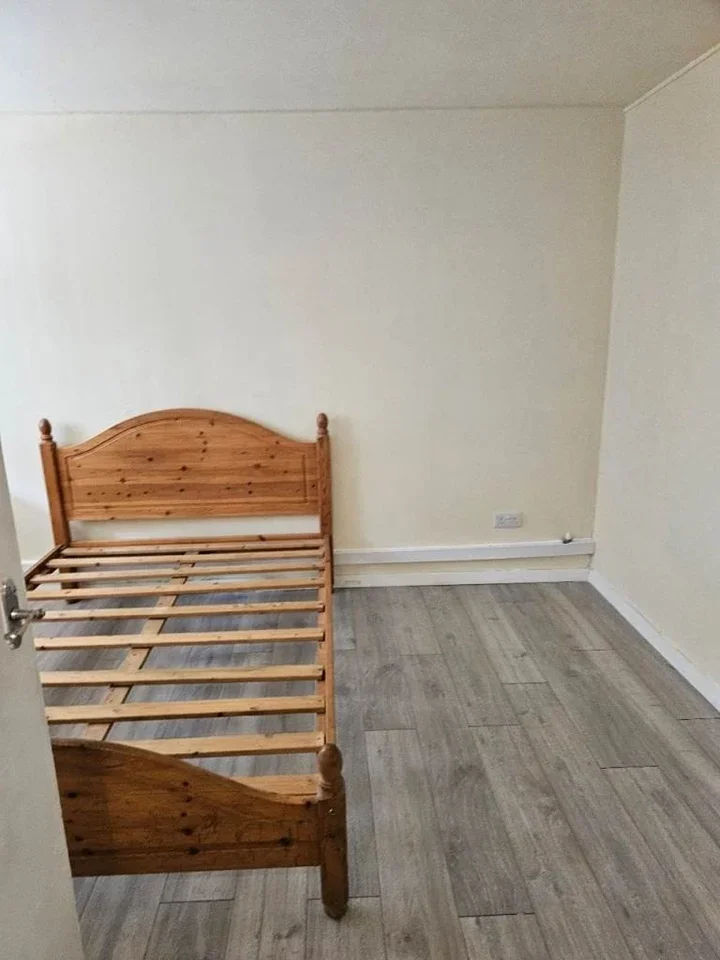 Flat Sandy Drive in Greater London