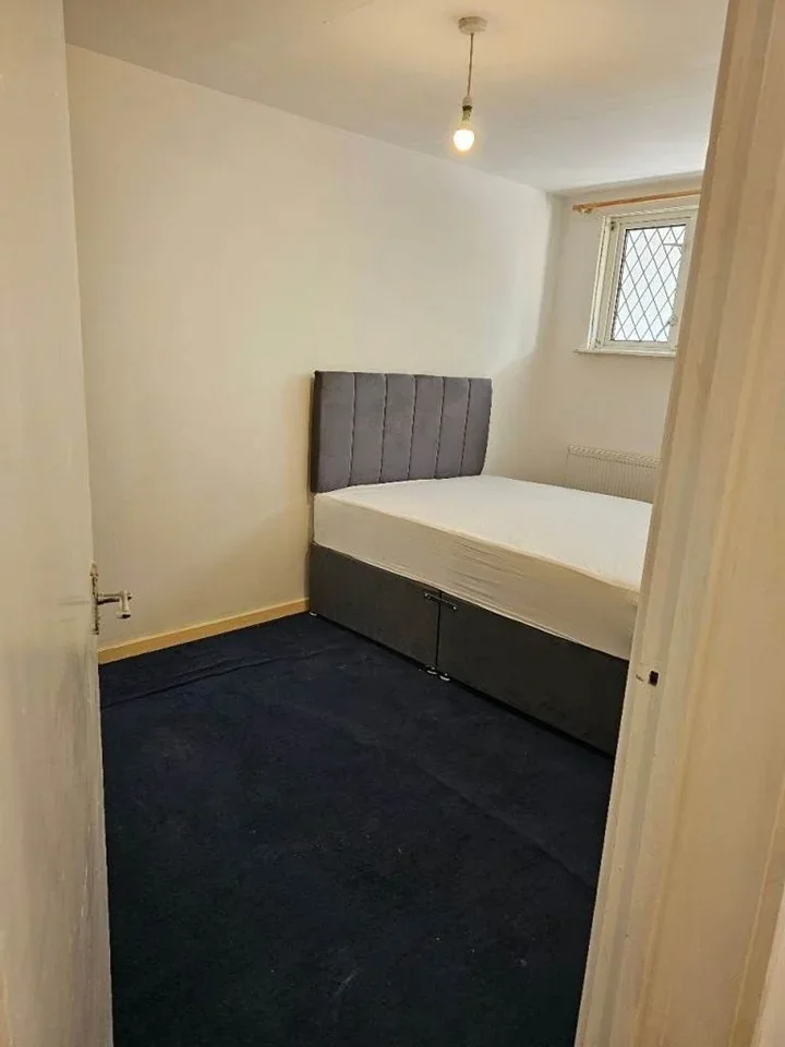 Flat Sandy Drive in Greater London