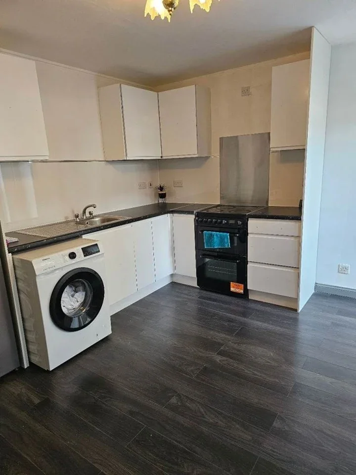 Flat Sandy Drive in Greater London