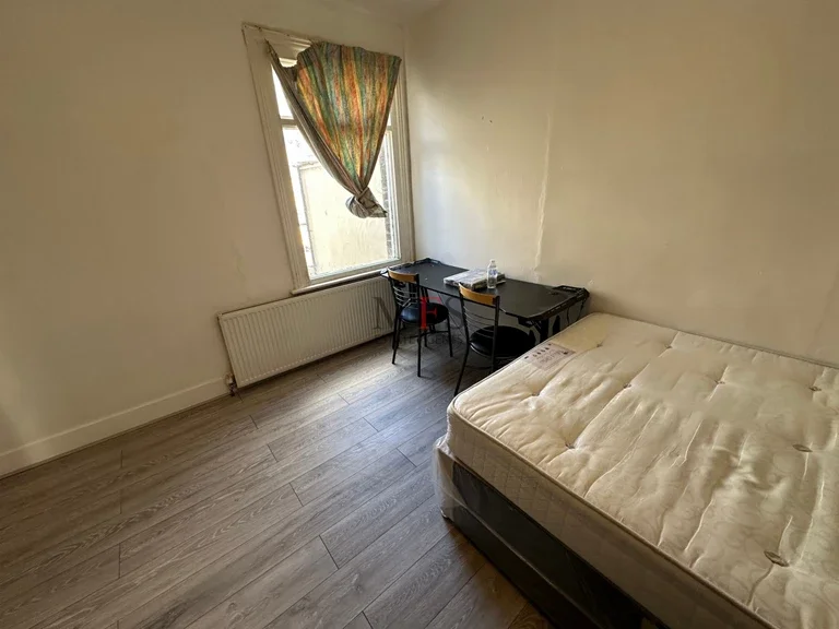 Flat Kingston Road in Greater London