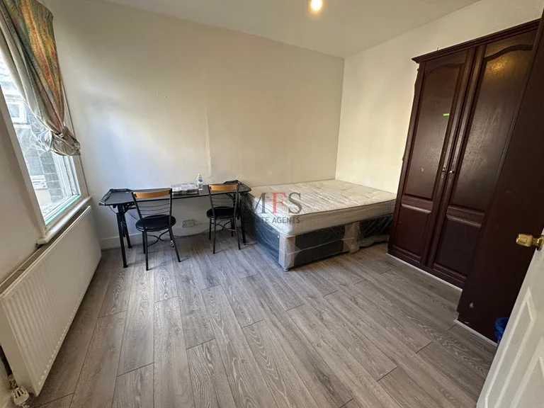 Flat Kingston Road in Greater London