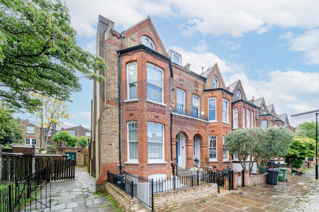 Flat Leigh Road in Greater London