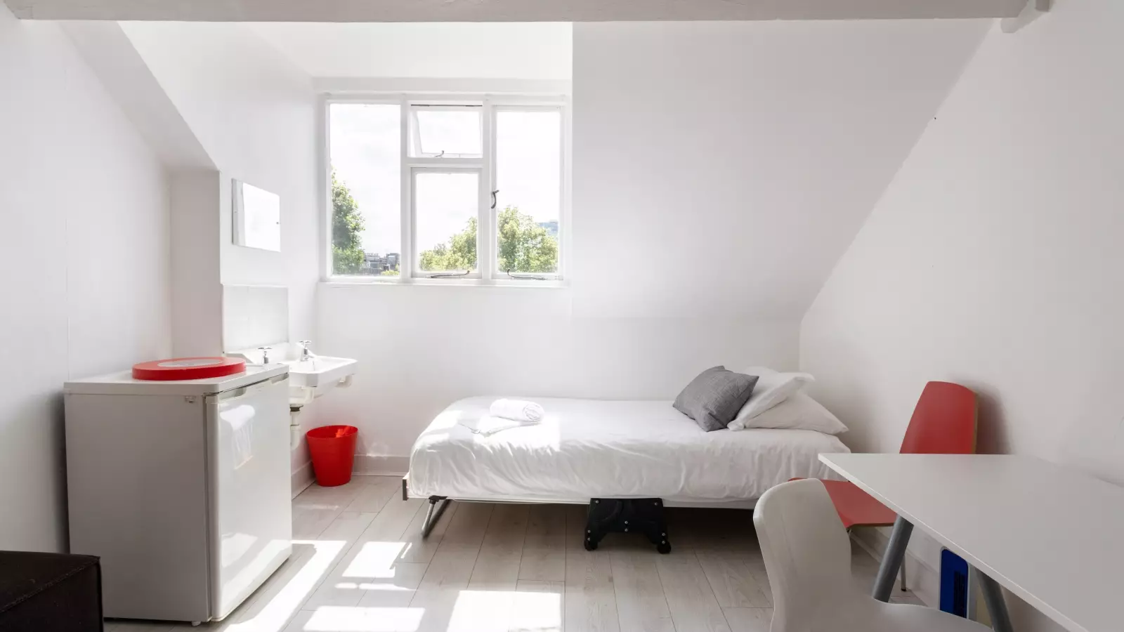 Room Penywern Road in Greater London