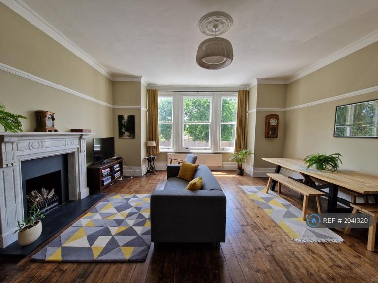 Flat Madeira Avenue in Greater London