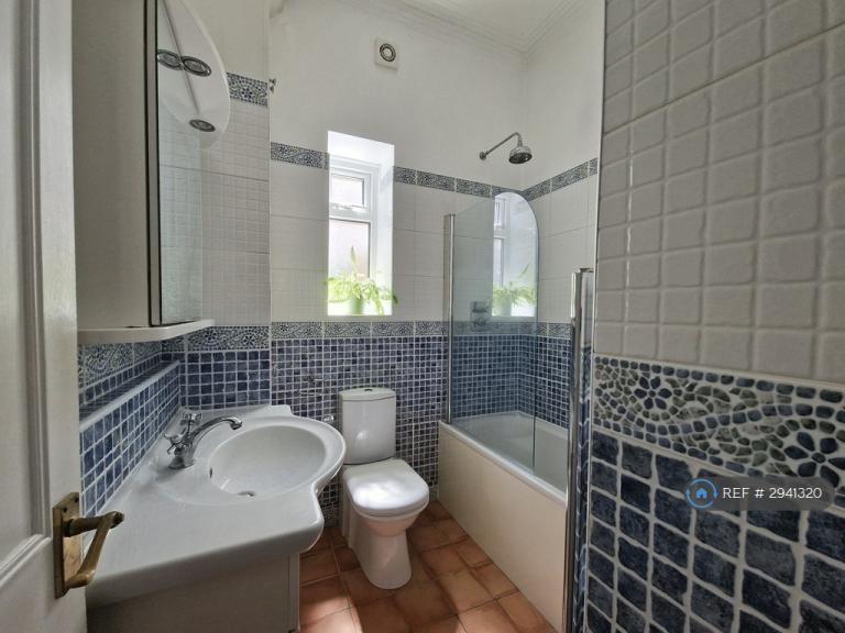 Flat Madeira Avenue in Greater London