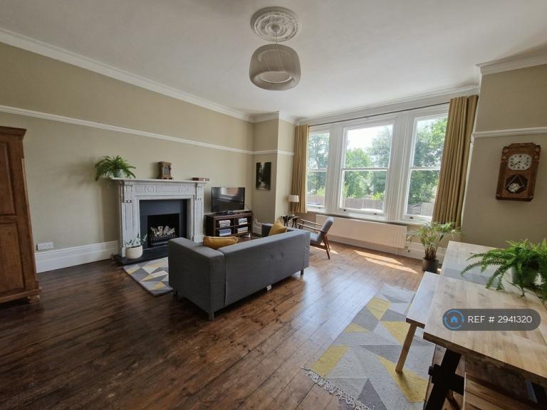 Flat Madeira Avenue in Greater London
