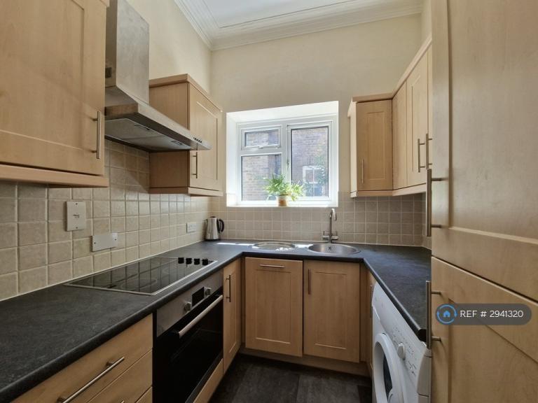 Flat Madeira Avenue in Greater London