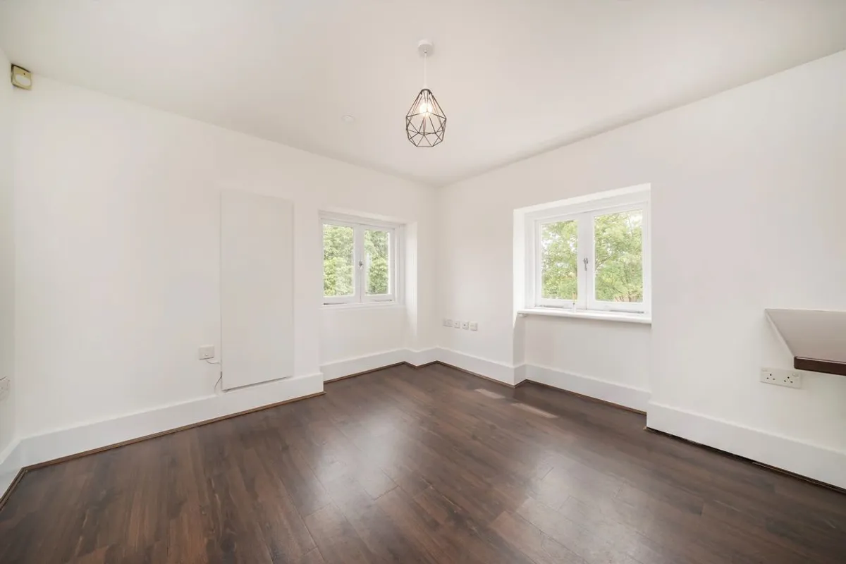 Flat Hampton Court Road in Greater London