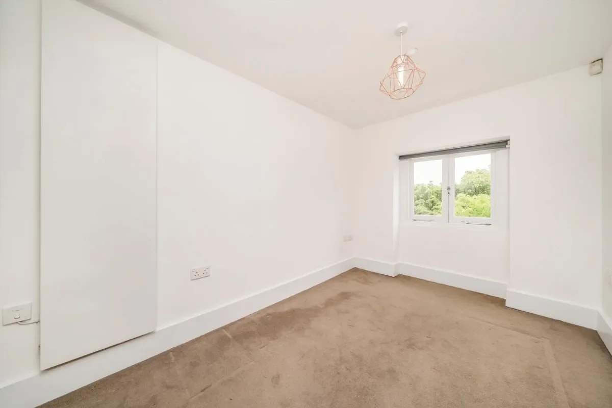 Flat Hampton Court Road in Greater London