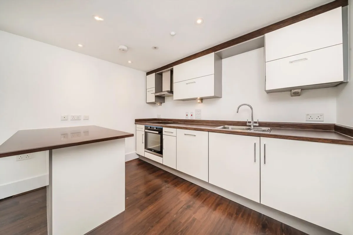 Flat Hampton Court Road in Greater London