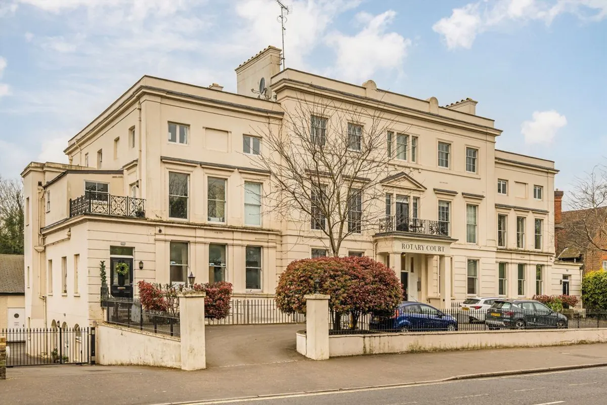 Flat Hampton Court Road in Greater London