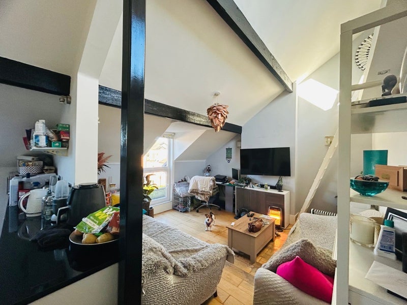 Room Cranbourne Road in Manchester