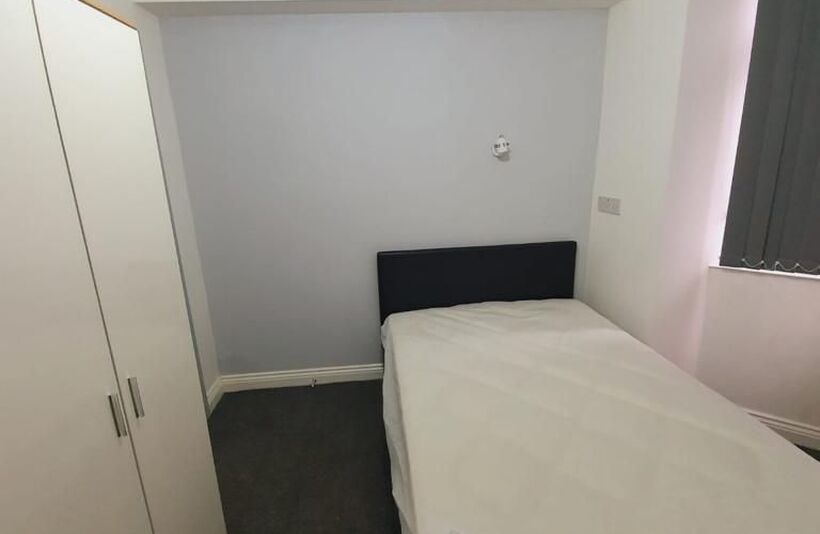 Room Terry Road in Coventry