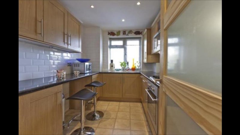 Flat Deans Close in Greater London