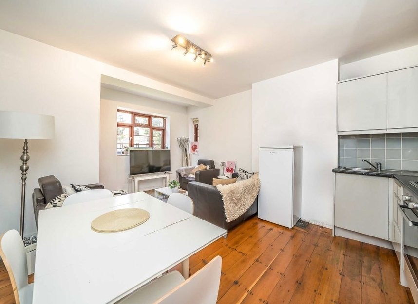 Flat Poynders Gardens in Greater London