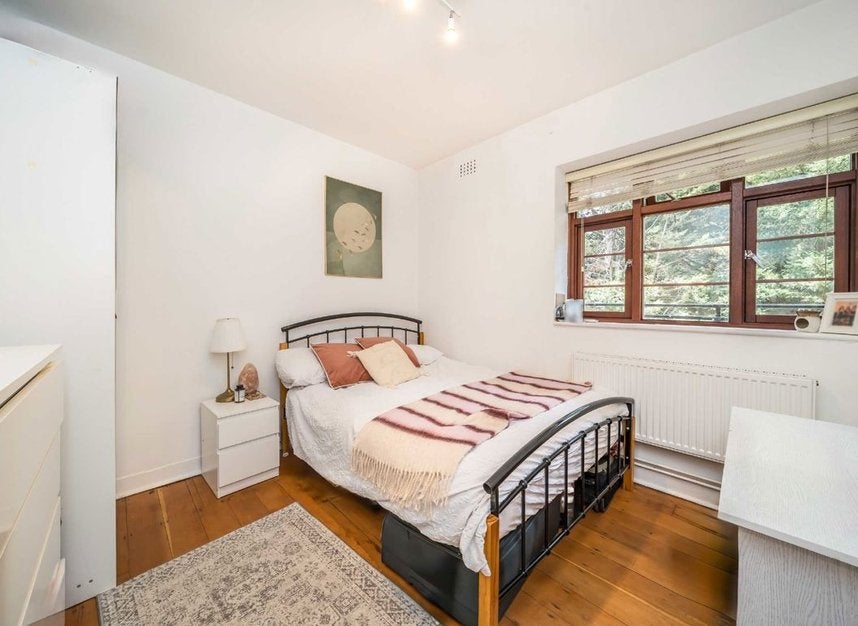Flat Poynders Gardens in Greater London