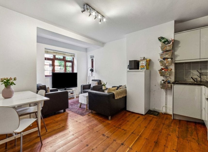 Flat Poynders Gardens in Greater London
