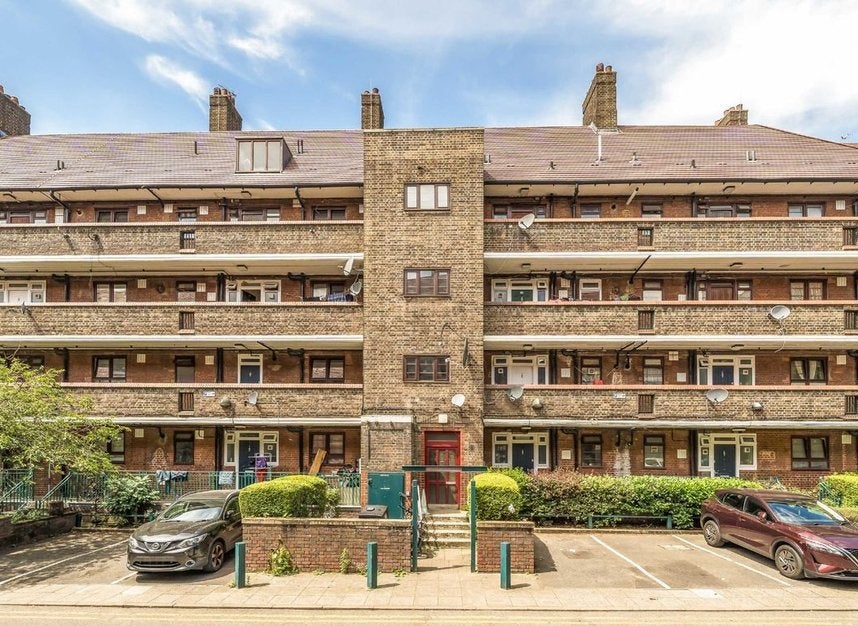 Flat Poynders Gardens in Greater London