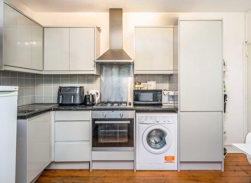 Flat Poynders Gardens in Greater London