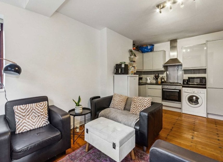 Flat Poynders Gardens in Greater London